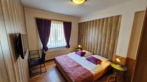 奥托查茨兹沃尼米尔酒店的一间小卧室,配有床和窗户