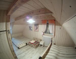 代特瓦Drevenica pod orechom的阁楼间 - 带床和沙发