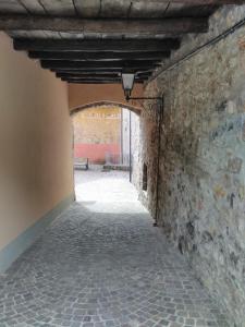 AviaticoLA CASA DEL BORGO的石头墙建筑中的一条小巷