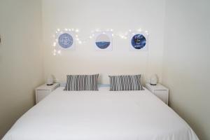 吉亚德伊索拉Balcón del Mar - Playa San Juan的卧室配有白色的床和2个枕头