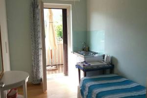 科利科Il Giardino的小房间设有水槽和一张桌子及电话
