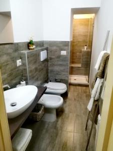 卡塔尼亚Dimora del sole的一间带水槽、卫生间和淋浴的浴室