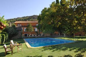 努瓦洛斯里约热内卢彼德拉酒店的一座房子的院子内的游泳池