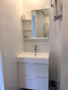 赞德沃特扎德沃特安兹膳食公寓的白色的浴室设有水槽和镜子
