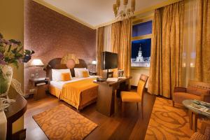 捷克布杰约维采望大酒店的酒店客房配有一张床、一张书桌和一台电视。