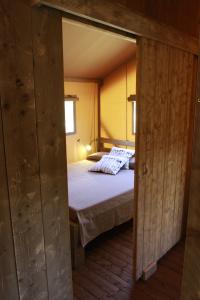 莫塔卡玛斯特拉Glamping Alcantara的一间小卧室,卧室内配有一张床铺