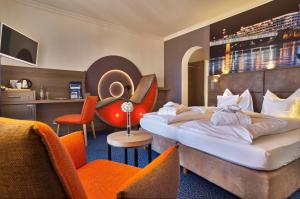 Kellberg林登霍夫酒店的酒店客房,配有两张床和椅子