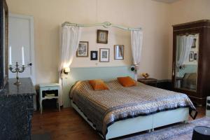 PrétyChâteau de Prety - Maison d'Hôtes的一间卧室配有带橙色枕头的床