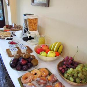 帕尔斯堪巴赛里斯旅舍的装满一碗水果和蔬菜的柜台