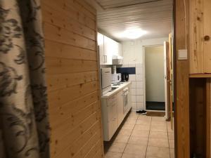 斯塔万格Nordhagen 17的一间厨房,配有白色家电和木墙