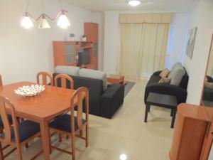 圣克鲁斯-德特内里费AUREA, estancia EN SANTA CRUZ, SUPER CENTRICO!的客厅配有沙发和桌椅