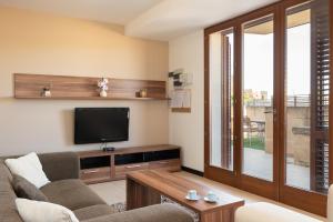 MġarrHarbour Views Duplex Maisonette with Jacuzzi Hot tub的客厅配有平面电视和沙发。
