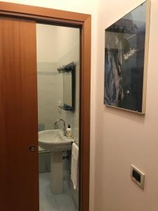 圣贝内代托-德尔特龙托Casavacanze estate 1的一间带水槽和镜子的浴室