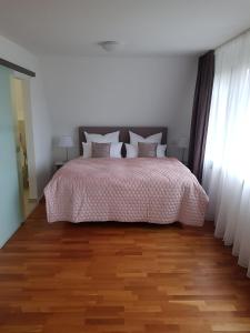 达姆施塔特Oberwaldhaus的一间卧室配有一张床,铺有木地板