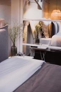 马德里room Select Sol的一间卧室配有床和一张带台面的书桌
