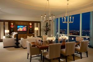 拉斯维加斯Trump International Hotel Las Vegas的一间带桌椅和大窗户的用餐室