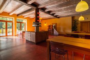 普雷迪尼维托宾兹美女樱旅馆的厨房配有燃木炉灶和桌子