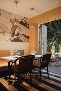 马德里room Select Sol的一间带桌椅的用餐室
