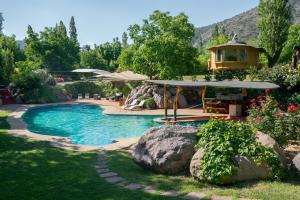 圣何塞德迈波Cascada Lodge Cajon del Maipo的一个带凉亭和房子的游泳池