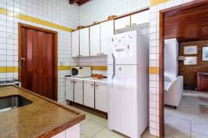 BEST HOUSES 4: CASA COM PISCINA NA PRAIA GRANDE的厨房或小厨房