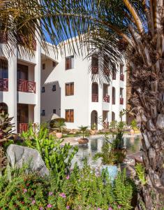 迪亚尼海滩阿曼尼豪华公寓的享有带庭院的建筑外部景色