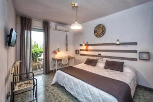 努瓦洛斯里约热内卢彼德拉酒店的一间卧室配有一张大床和电视