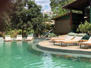戈亚斯州上帕莱索鲁阿波萨达旅馆的一个带躺椅和水滑梯的游泳池