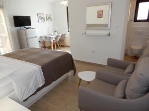 扎达尔Apartments Simicev的一间卧室配有一张床、一张沙发和一张桌子