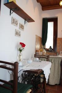 维泰博B&B La Casa della Nonna的厨房配有带白色桌布的桌子