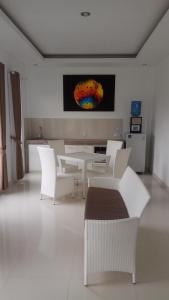 沙努尔The Bali Bubble的客厅配有桌子和白色椅子