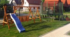 Urocze Domki的儿童游玩区