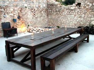StavrosHomer's View的一张木餐桌,上面放着三杯酒