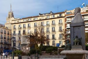 马德里萨莫拉旅馆的一座大建筑,前面有雕像