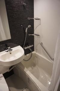 金泽金泽艾特苏士餐厅和旅馆的一间带水槽、卫生间和淋浴的浴室