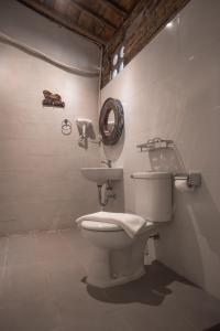 日惹Kampung Lawasan Heritage Cottage的一间带卫生间和水槽的浴室