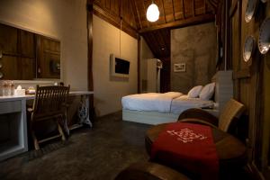 日惹Kampung Lawasan Heritage Cottage的酒店客房带两张床和厨房