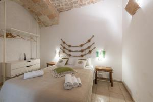 滨海波利尼亚诺Eremo Guest House-Housea Travel的一间卧室配有一张大床和毛巾