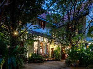 曼谷Ariyasom Villa - SHA Extra Plus的夜晚可欣赏到房子的外部景色
