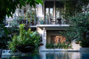 曼谷Ariyasom Villa - SHA Extra Plus的带阳台和游泳池的度假屋