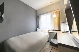 东京东京中心酒店的卧室配有白色的床和窗户。