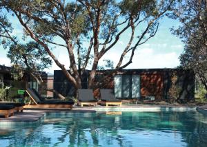Shoalhaven HeadsBangalay Luxury Villas的一座房子,设有一座带树的游泳池