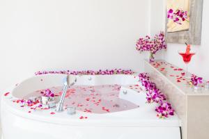 奥南海滩Lux Pool Villas Krabi Ao Nang的浴室设有白色浴缸,并覆盖有conletti