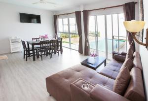 奥南海滩Lux Pool Villas Krabi Ao Nang的客厅配有棕色沙发和桌子