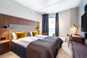 德拉门Quality Hotel River Station的一间卧室配有一张带黄色枕头的大床