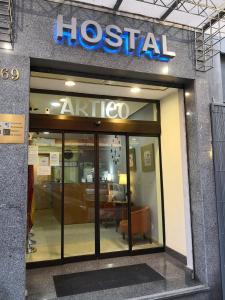 马德里Hostal Ártico的建筑前的医院标志