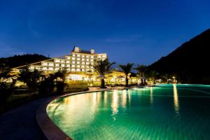 Diễn Châu芒人坦迪恩拉姆豪华酒店的一家在晚上设有大型游泳池的酒店