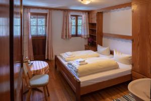 福森阿拉特湖餐厅酒店的一间卧室配有一张床、一张桌子和一把椅子