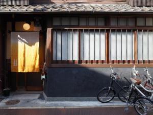 京都Guesthouse itoya Kyoto（京都糸屋旅馆）的停在大楼前的自行车