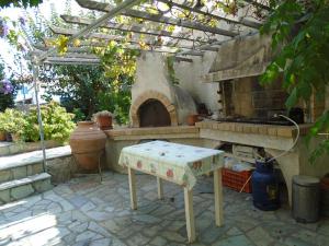 TavariSea Front two bedroom House in Lesvos的后院的户外厨房,配有比萨饼烤箱