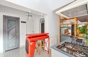 普雷代亚尔Rezident Predeal的厨房里设有红色凳子和炉灶